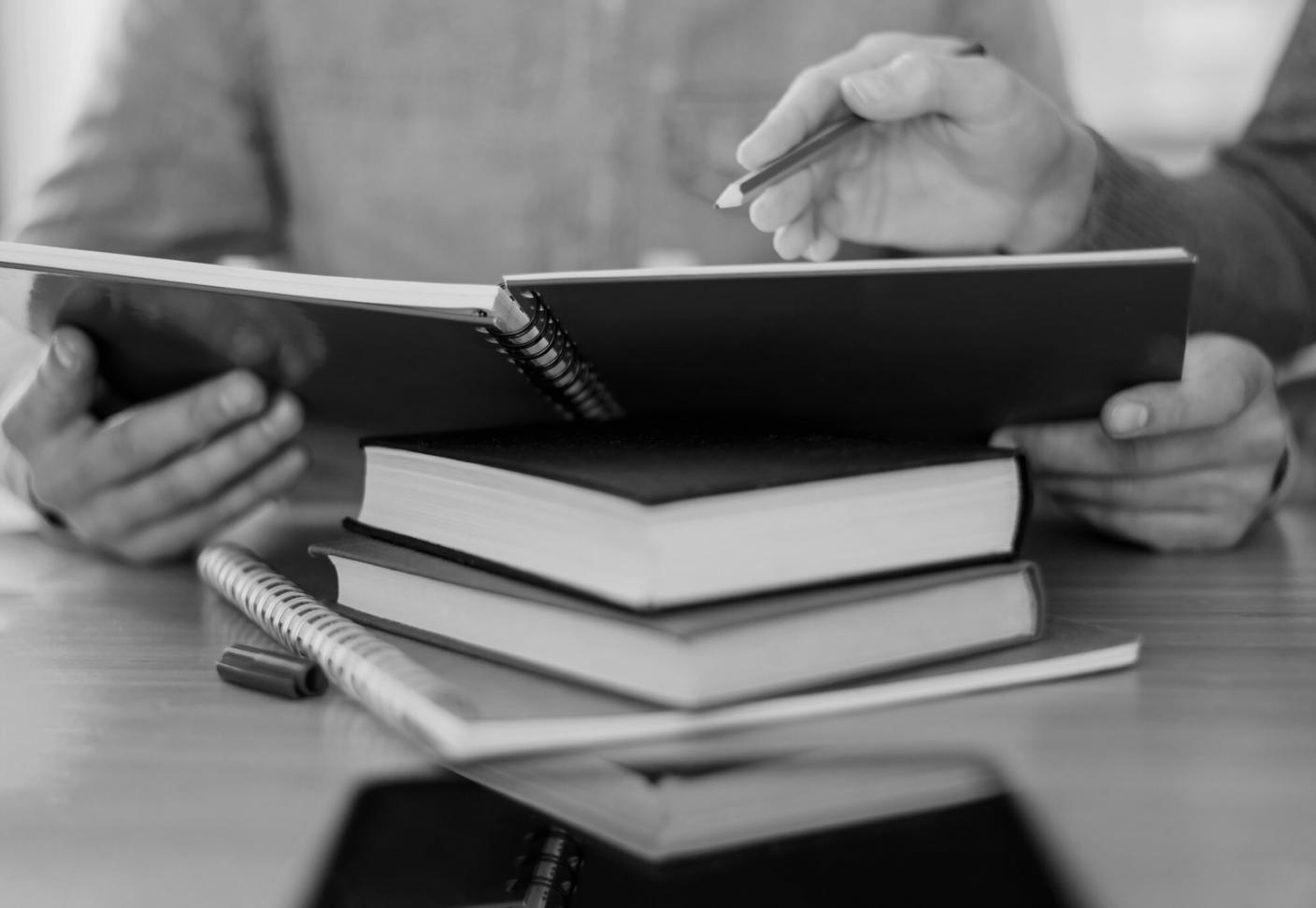 Teilnehmer arbeiten gemeinsam an Budgetanalysen